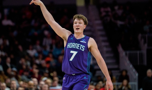 再接再厉！克尼佩尔连续15场命中2+记三分 刷新新秀历史纪录